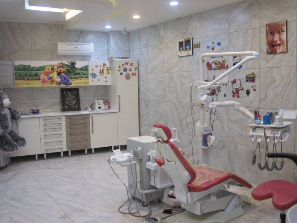 اتاق دندانپزشکی کودکان با یونیت و دکور کودکانه در کلینیک دندانپزشکی نیلدا قم